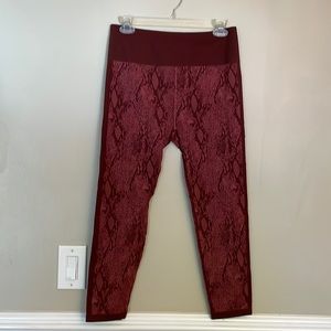 Fabletics High Waisted Snake skin leggings. Size xl